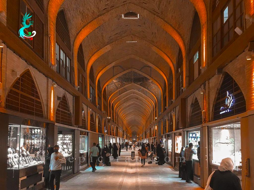 people are buy accessories in honar bazaar in isfahan